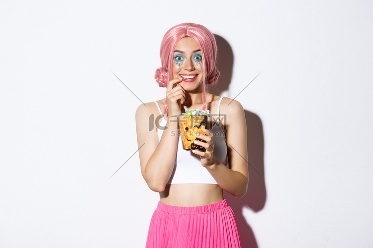 快乐迷人的女孩戴着粉色假发和亮