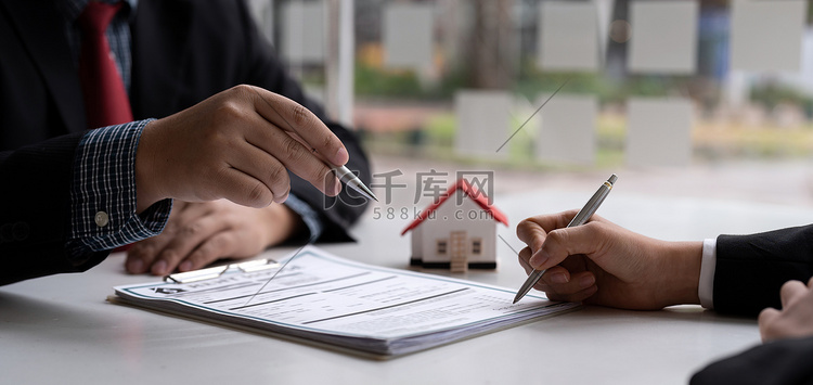房地产经纪人和客户签订合同购买