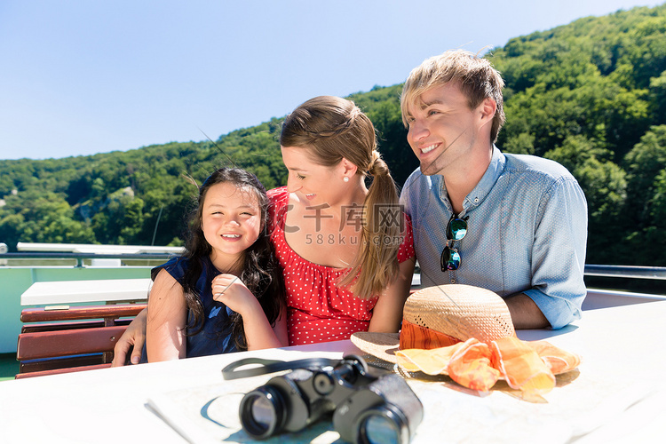 夏天，一家人幸福地坐在船上游河