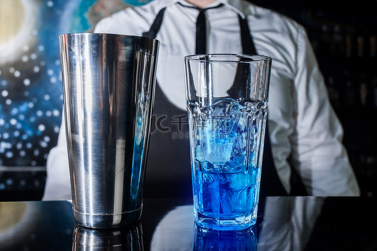 吧台上放着一杯装有冰和蓝色糖浆