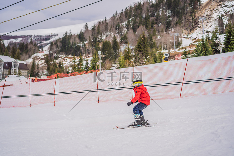 孩子在山里滑雪。