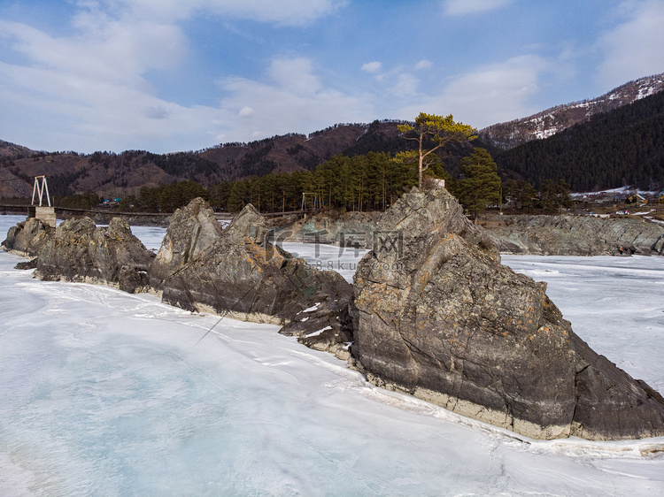 冬季快速的山区河流卡吞