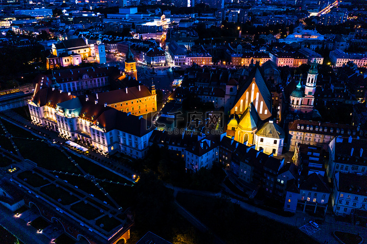 波兰华沙城市景观，夜间从空中俯