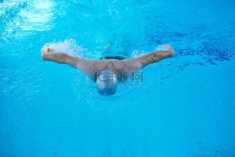 游泳者在室内游泳池便便上锻炼