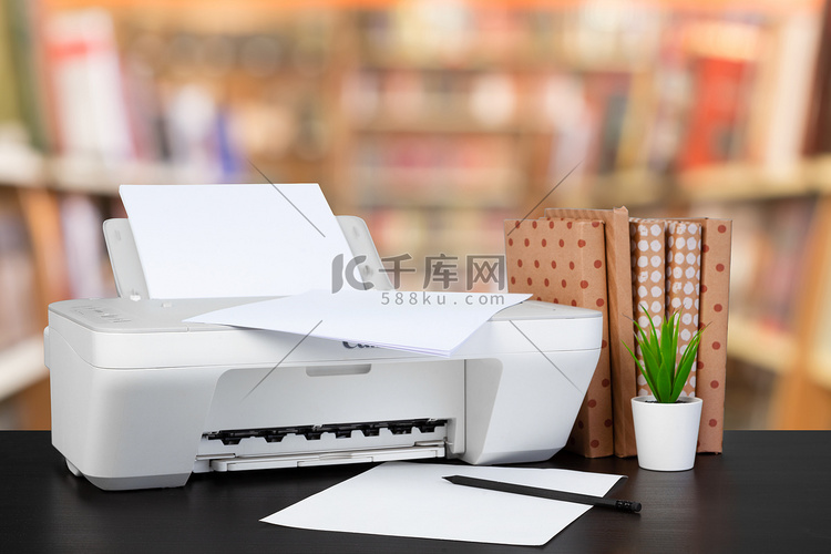 办公桌上的紧凑型家用打印机，背