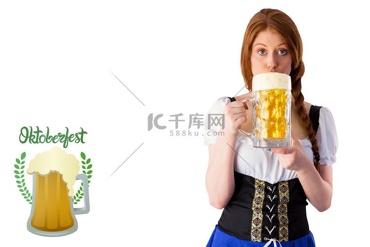 慕尼黑啤酒节女孩喝一壶啤酒的复