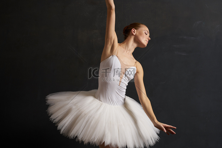 白色芭蕾舞短裙的芭蕾舞演员舞蹈