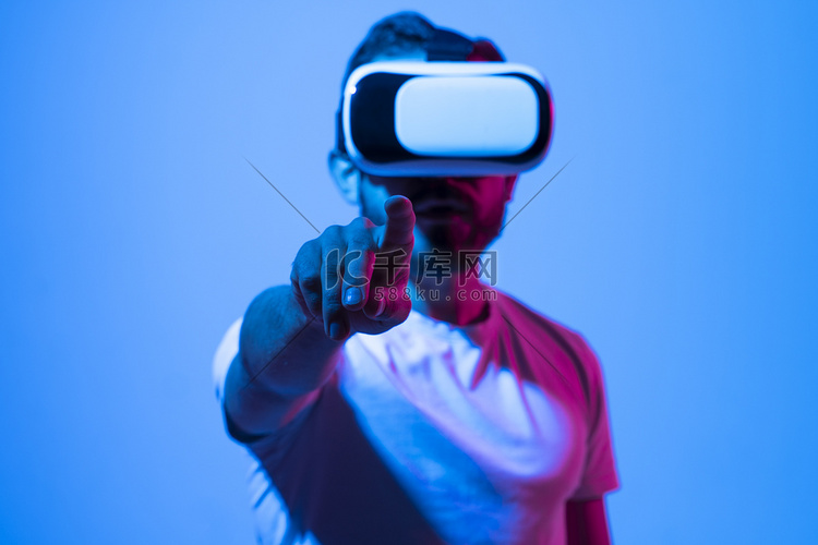 一个戴着虚拟现实眼镜的男人的手