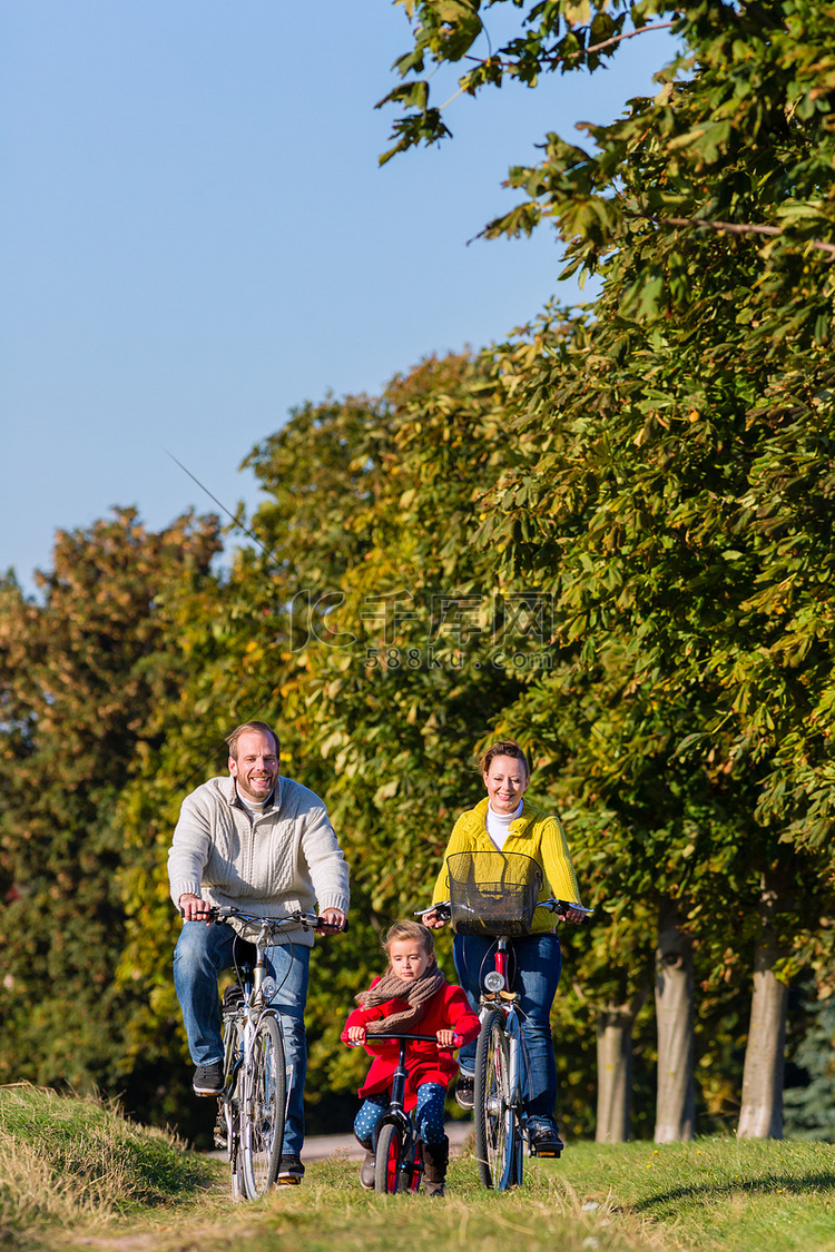 家庭在公园骑自行车游览
