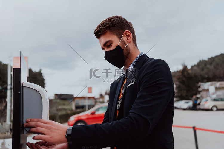 男子使用洗手液凝胶分配器来防止