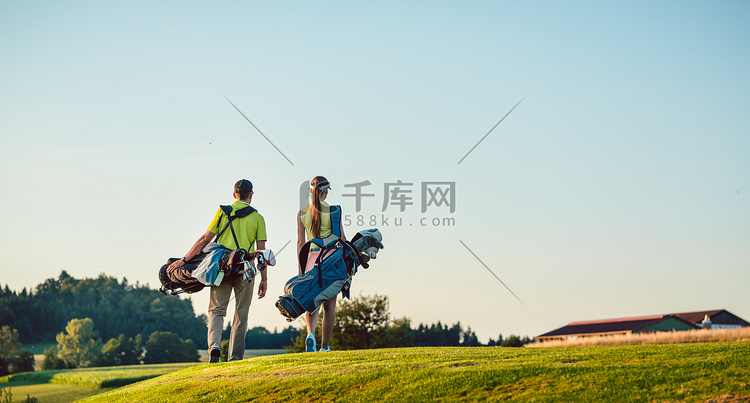 阳光明媚的日子里，一对幸福的夫