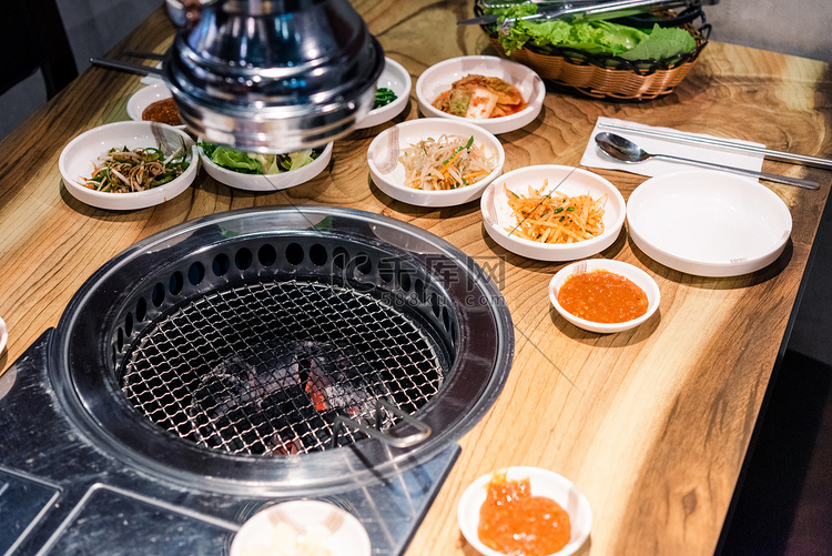 韩国泡菜或腌萝卜蔬菜套装和碗上