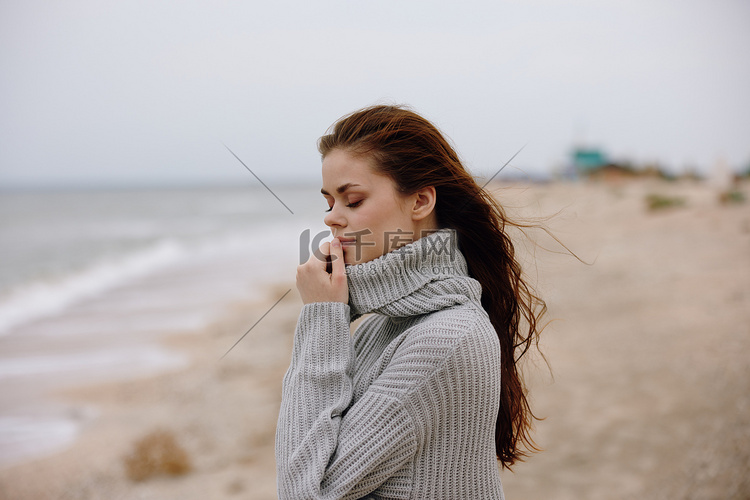 穿着毛衣的开朗女人在海洋旅游中