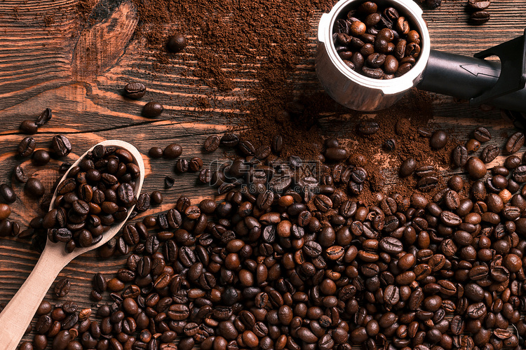 木桌纹理上的咖啡豆与复制空间。