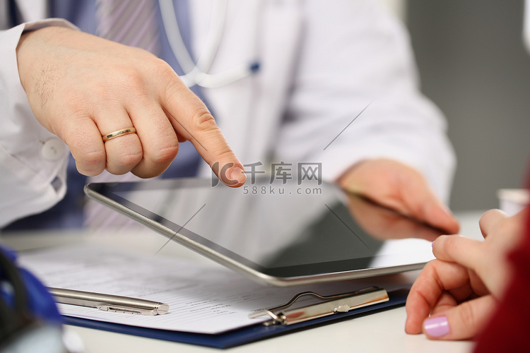 男医生咨询女病人，用手指指着平