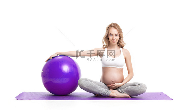 孕妇做瑜伽的肖像
