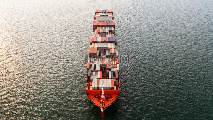 集装箱船离开工业海港，全球业务