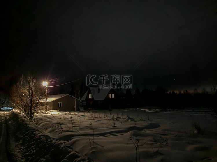 俄罗斯村庄冬天的夜晚。