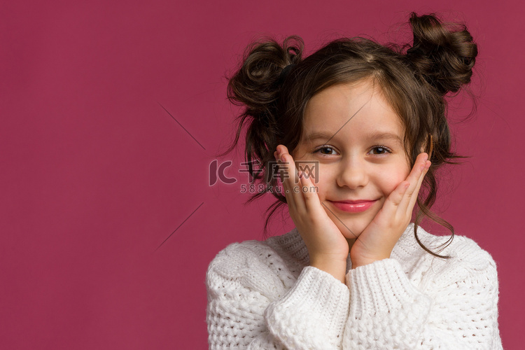 微笑的小女孩的照片被隔离在粉红