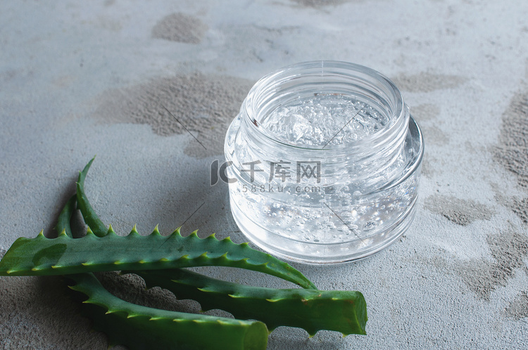 玻璃罐中含有气泡透明质酸和芦荟