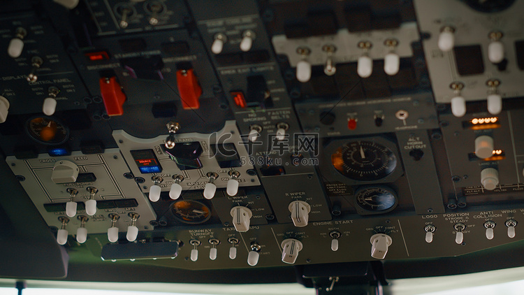 空飞机驾驶舱中的飞机仪表板命令