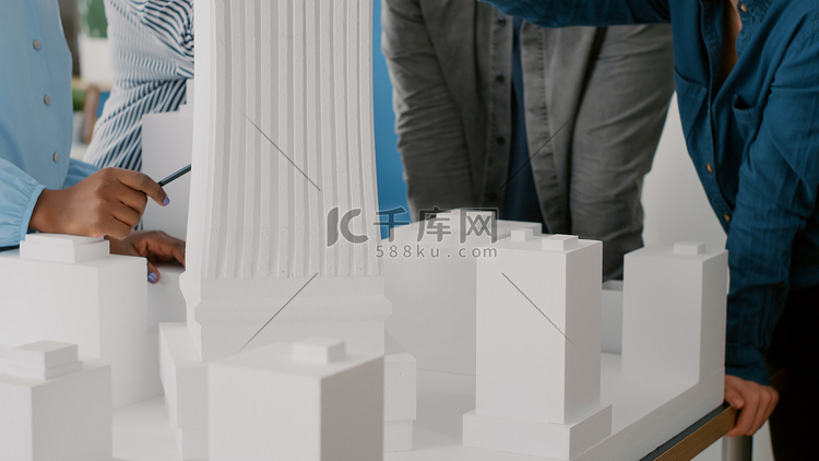 分析桌上建筑模型以规划城市建设