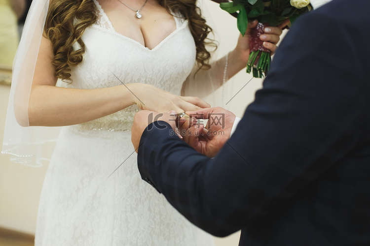 新婚夫妇在婚姻登记处交换戒指，