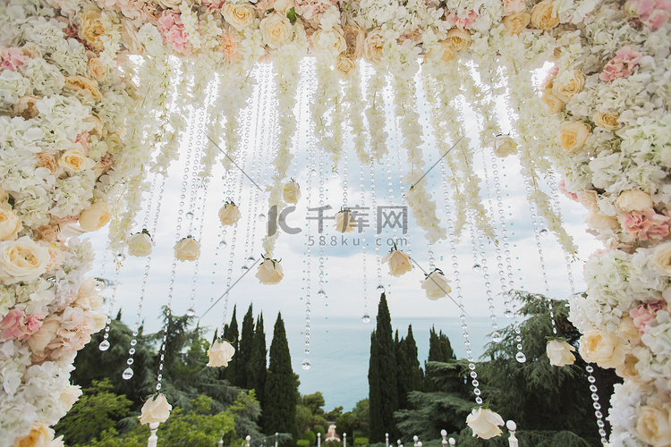 蓝天背景特写上有鲜花和珠子的婚