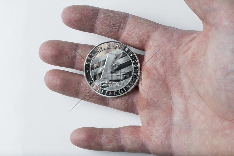 手握着白色背景上的一枚莱特币。