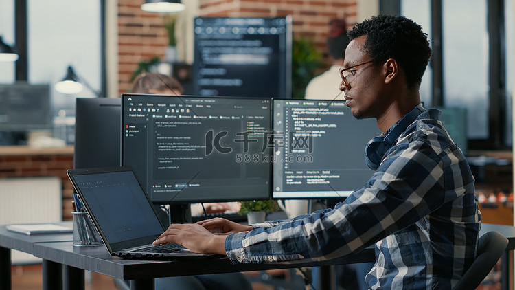 非裔美国开发人员使用笔记本电脑