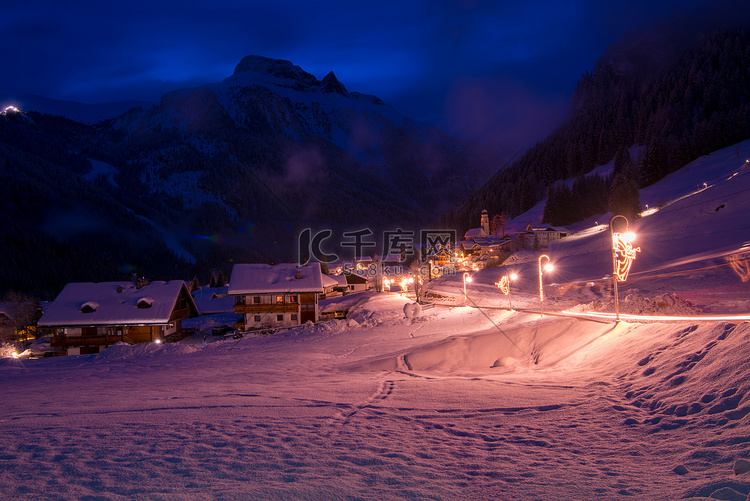 阿尔卑斯山的山村在晚上