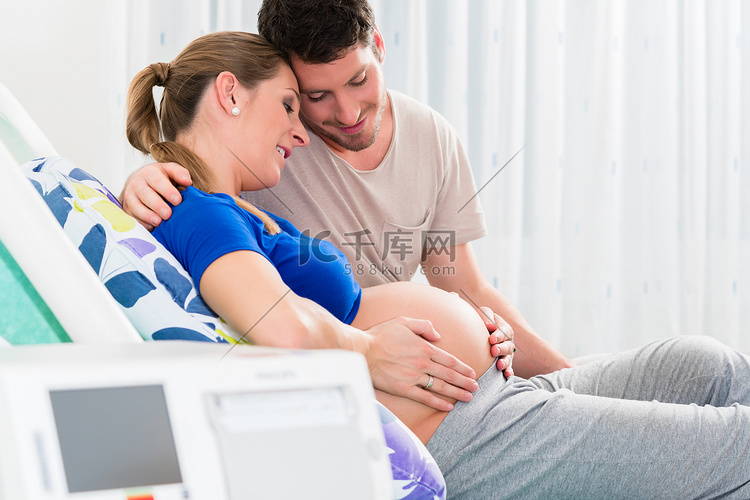 孕妇和她的男人在产房