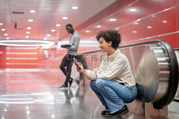 地铁乘客在候车时使用智能手机