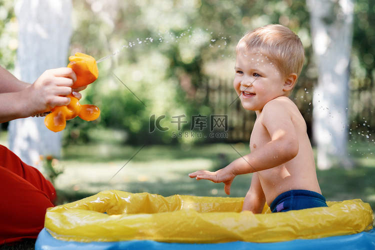 炎热的夏日，孩子在泳池里戏水