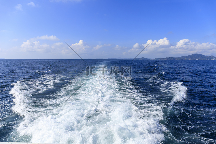 蓝色海洋淡水背景上的船波海洋痕
