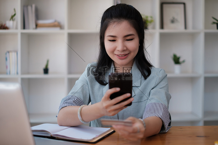 女性喜欢使用在线购物应用程序并