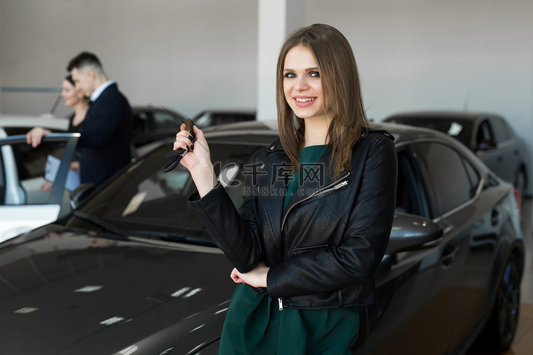 美丽的女人或汽车推销员站在汽车