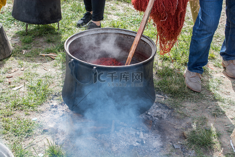 复古风格旧金属大锅做饭