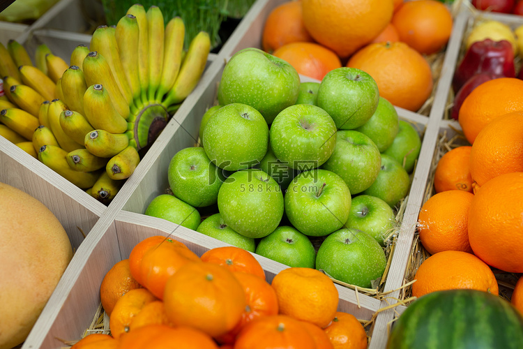 水果：商店柜台上的橙子、香蕉、
