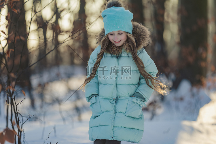 快乐的女孩在冬季森林里