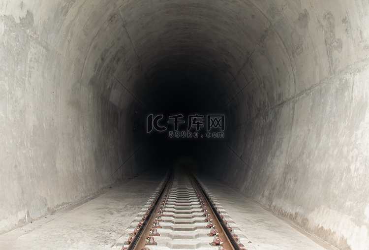 铁路轨道引导线进入黑暗的火车隧