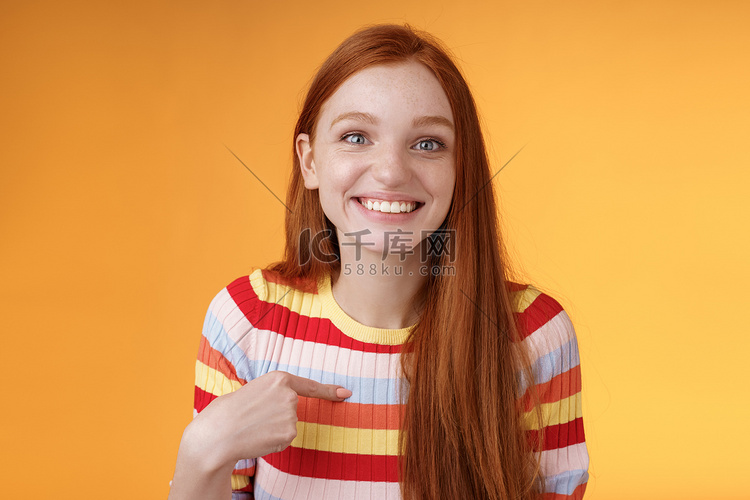 快乐兴奋的红发女孩选择微笑感激
