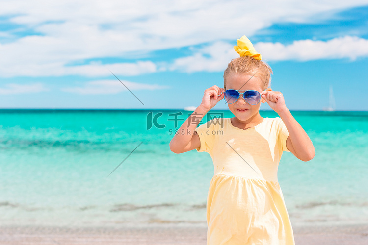 暑假海滩上可爱小女孩的肖像