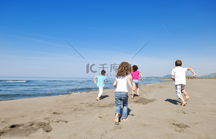 快乐的孩子们在海滩上玩耍