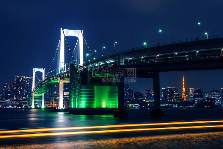 东京天际线与彩虹桥和东京塔。