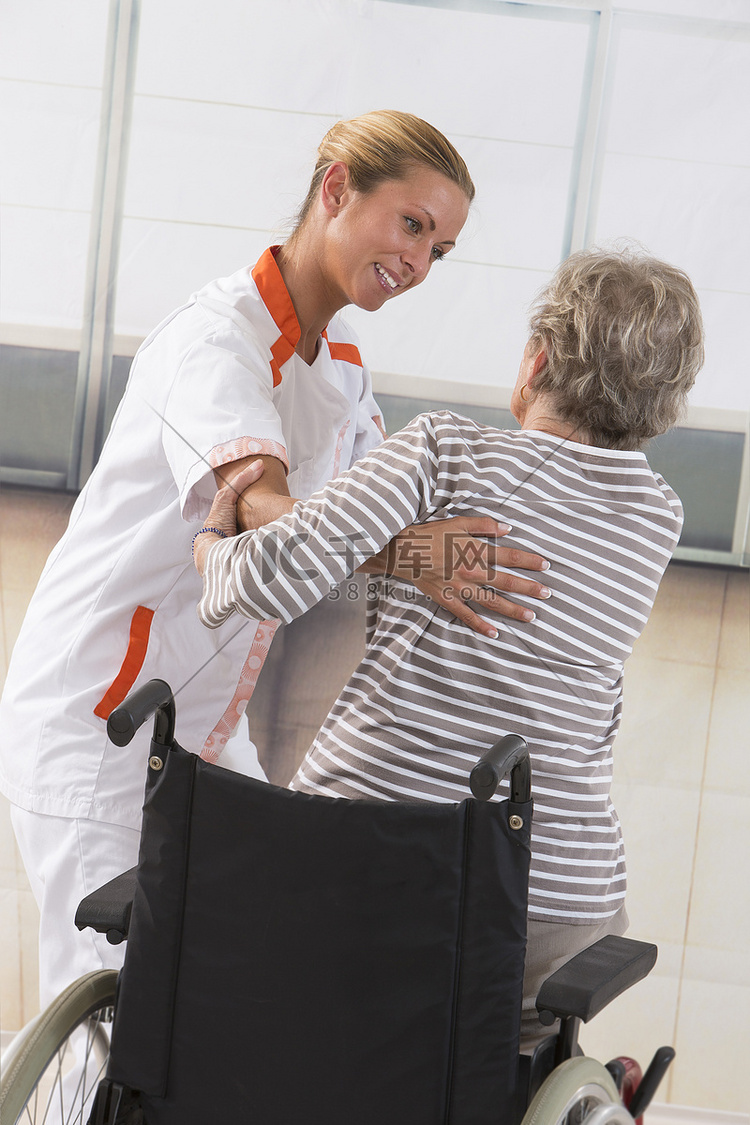 护士帮助残疾老年妇女起床