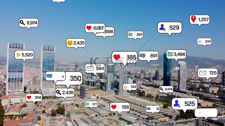 社交媒体图标飞越市中心，通过社