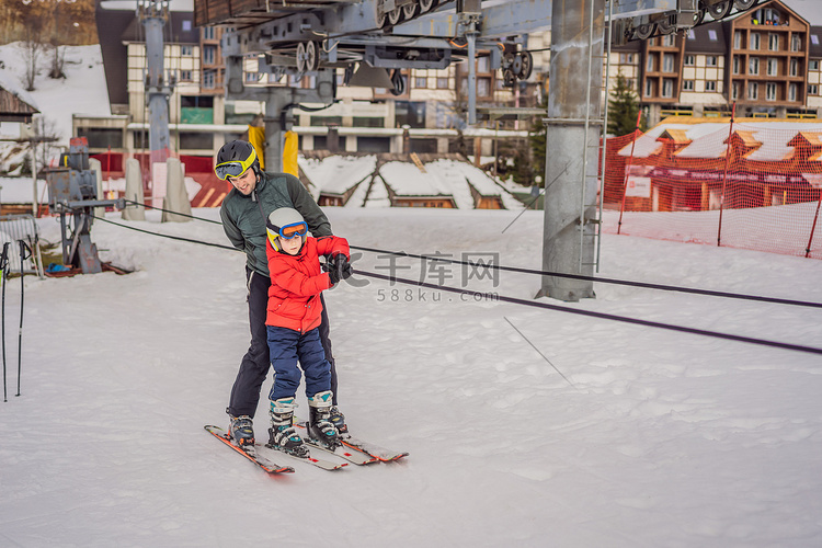 教练教男孩滑雪者使用滑雪缆车