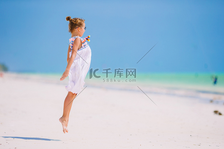 暑假期间海滩上可爱小女孩的肖像