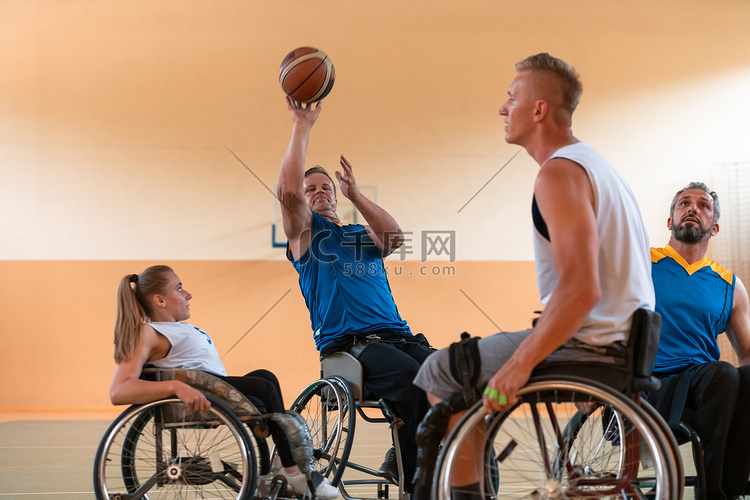 篮球比赛开始前，残疾篮球队与选
